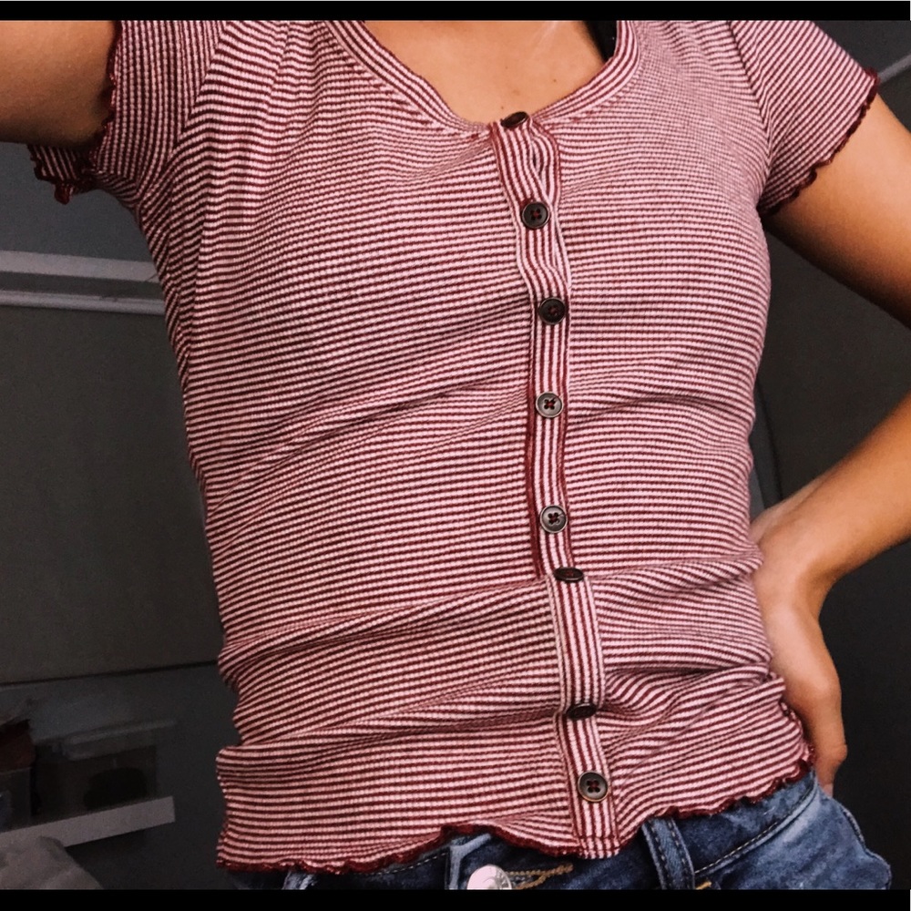 HOLLISTER BUTTON DOWN TEE✨